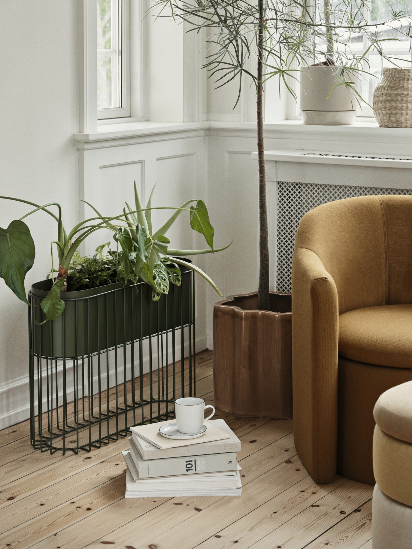 BrosteCPH-SS24-Living-Room-Fenja-Flowerpot-with-Stand-Sonja-Planter