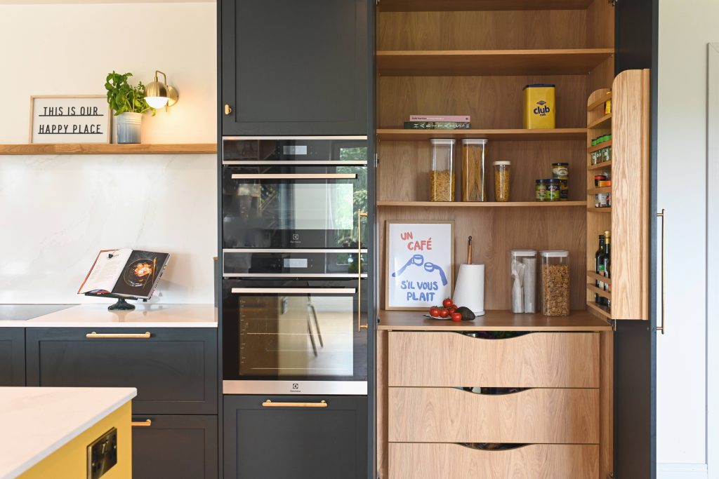 Modern Bright Family Kitchen