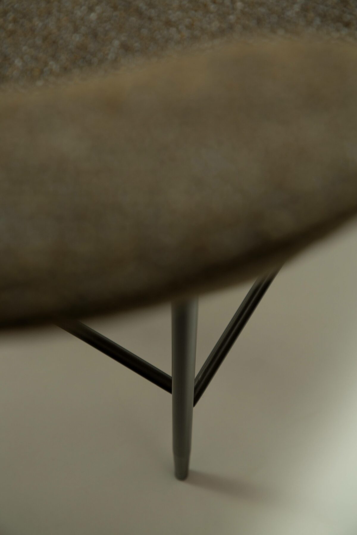 glam-swivel-chair-dark-olive-w-antique-pewter-metal-legs_300308303-06-detail3