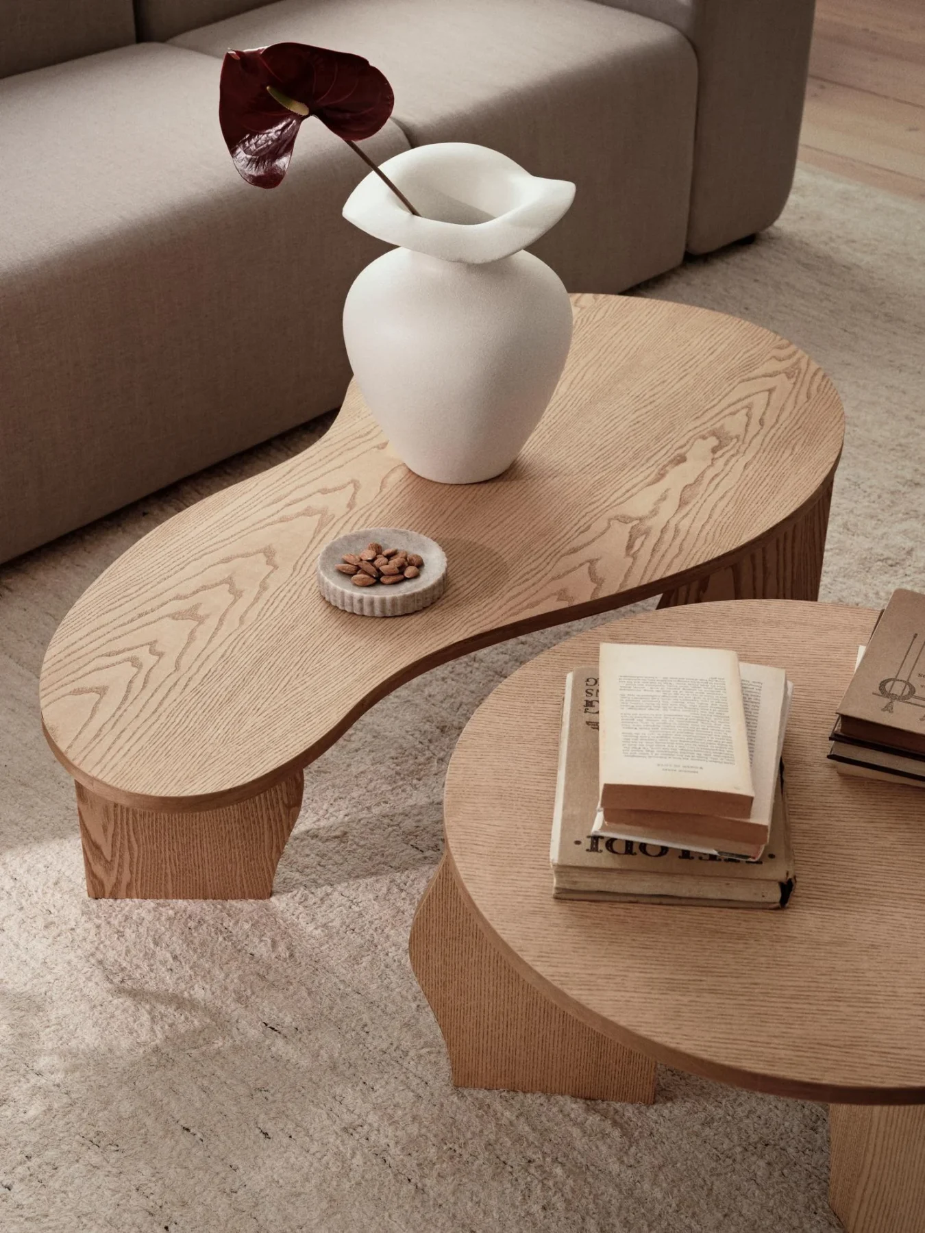 The edium florentina white vase on a coffee table