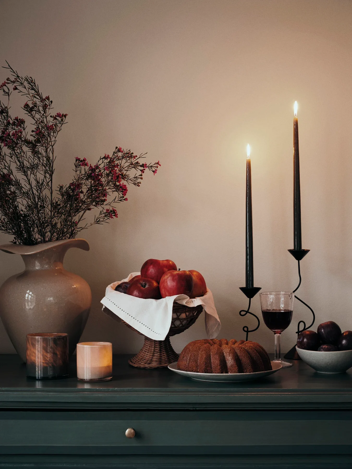 Florentina Beige Vase on sideboard with candlelight