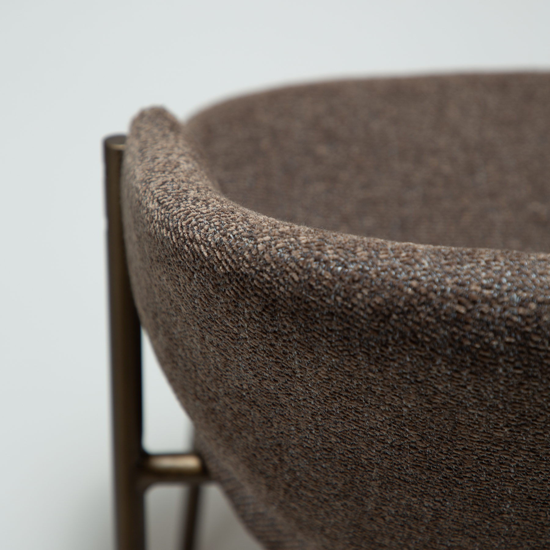zone-dining-chair-major-brown-boucle-antique-brass-legs-rim ZONE dining chair upholstered in Major Brown bouclé fabric with antique brass legs, featuring a curved Scandinavian-inspired backrest for modern dining spaces.
