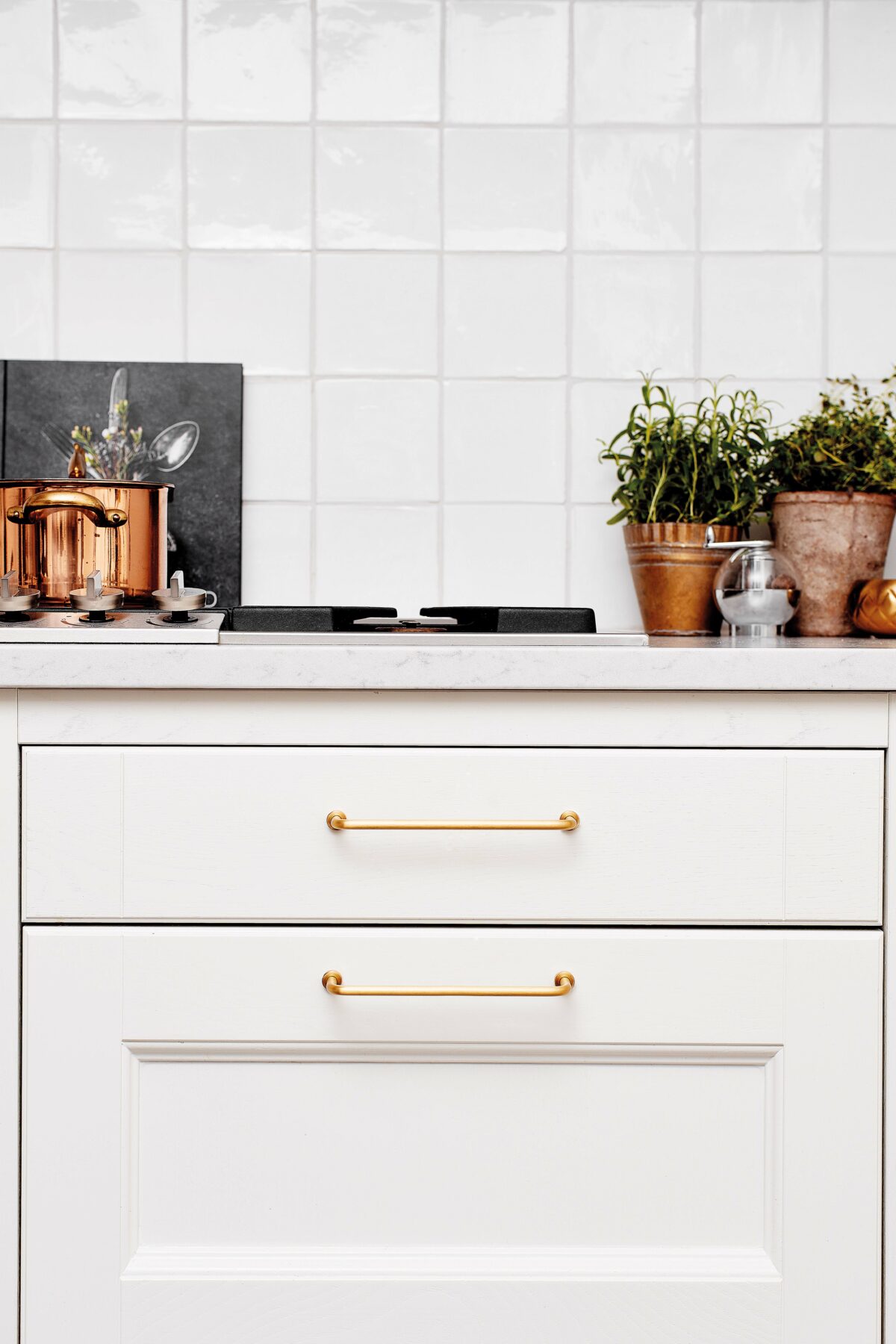 Lounge_240330160-21_01 Lounge brushed brass lead-free brass cabinet handle with ergonomic concave grip for kitchen cabinets and bespoke furniture.