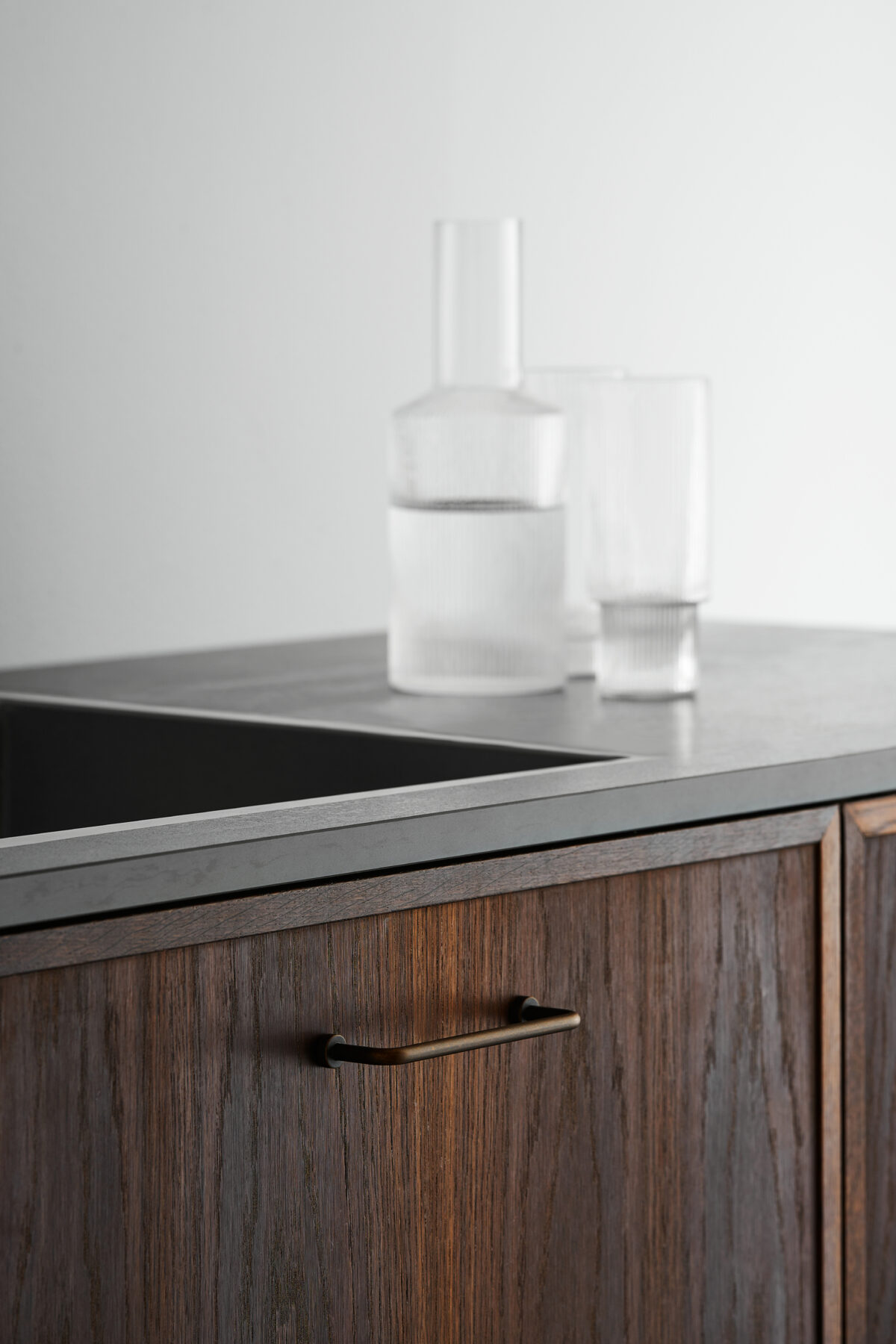 Lounge_546260128-23_01 Lounge antique brown Zamac cabinet handle with ergonomic concave grip for kitchen cabinets and bespoke furniture.