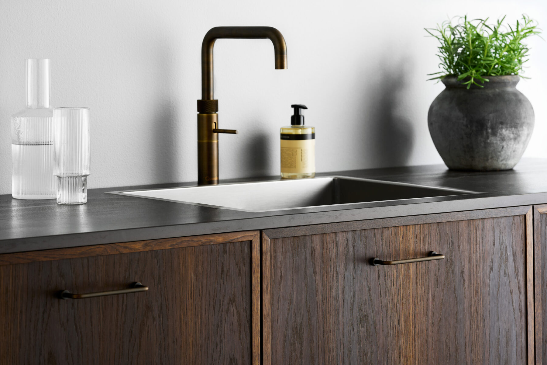 Lounge_546260128-23_02 Lounge antique brown Zamac cabinet handle with ergonomic concave grip for kitchen cabinets and bespoke furniture.