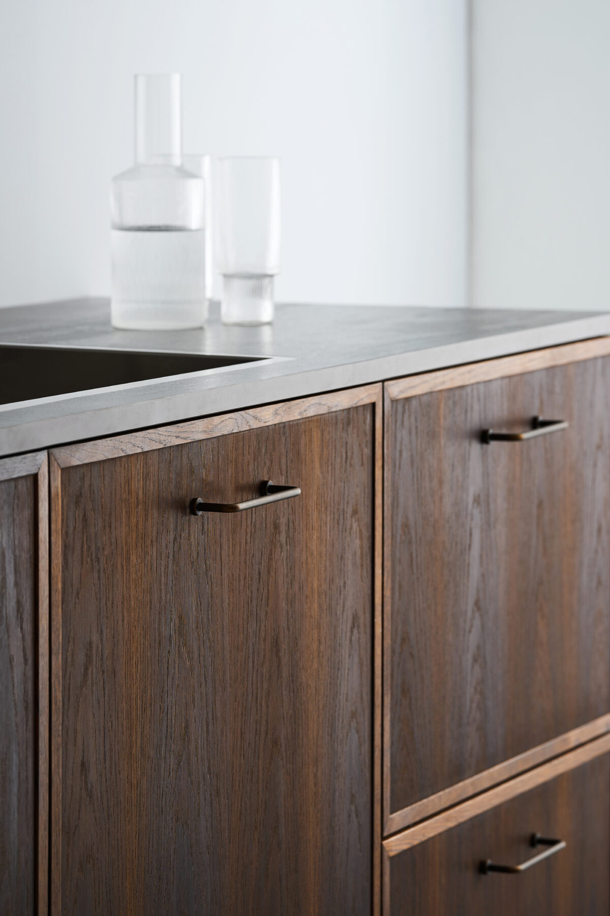 Lounge_546260128-23_03 Lounge antique brown Zamac cabinet handle with ergonomic concave grip for kitchen cabinets and bespoke furniture.
