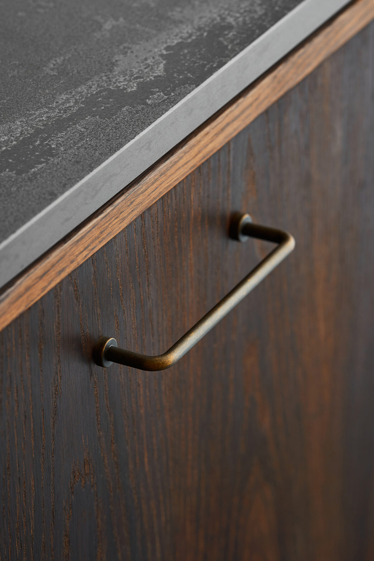 Lounge_546260128-23_04 Lounge antique brown Zamac cabinet handle with ergonomic concave grip for kitchen cabinets and bespoke furniture.