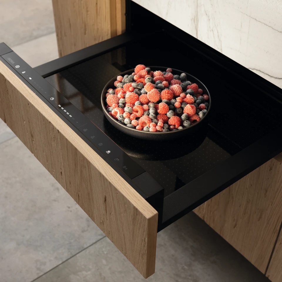 The BORA multi-drawer is extremely versatile and can be used in numerous ways, such as pre-heating crockery, cooking at low temperatures, keeping food warm or regenerating/defrosting food.