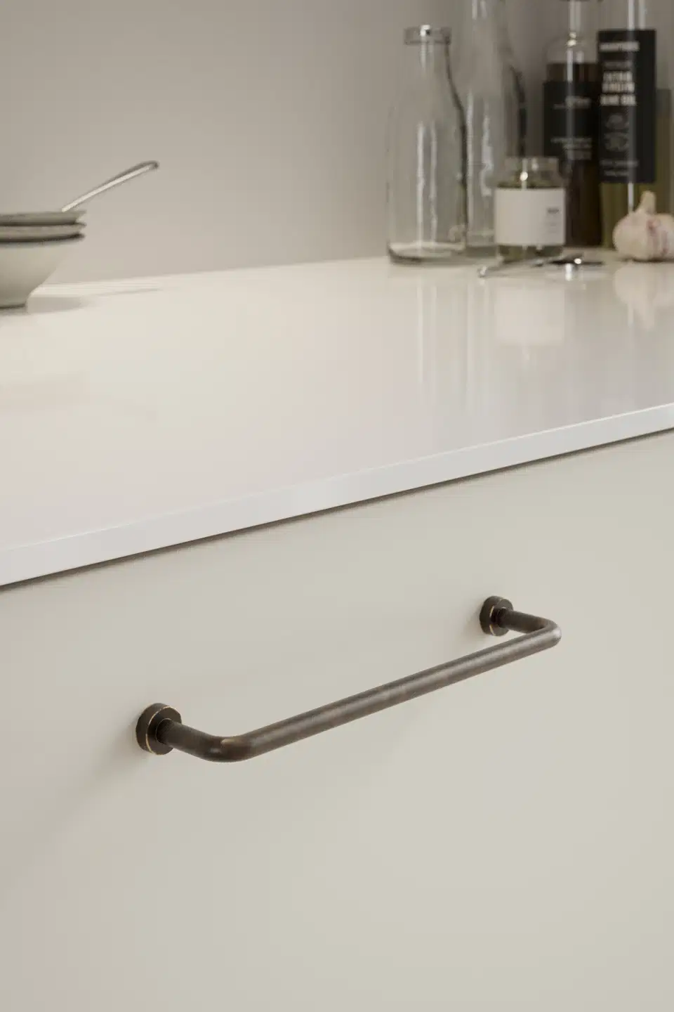 lounge-handle-antique-brown-128mm-160mm-lifestyle Lounge antique brown Zamac cabinet handle with ergonomic concave grip for kitchen cabinets and bespoke furniture.