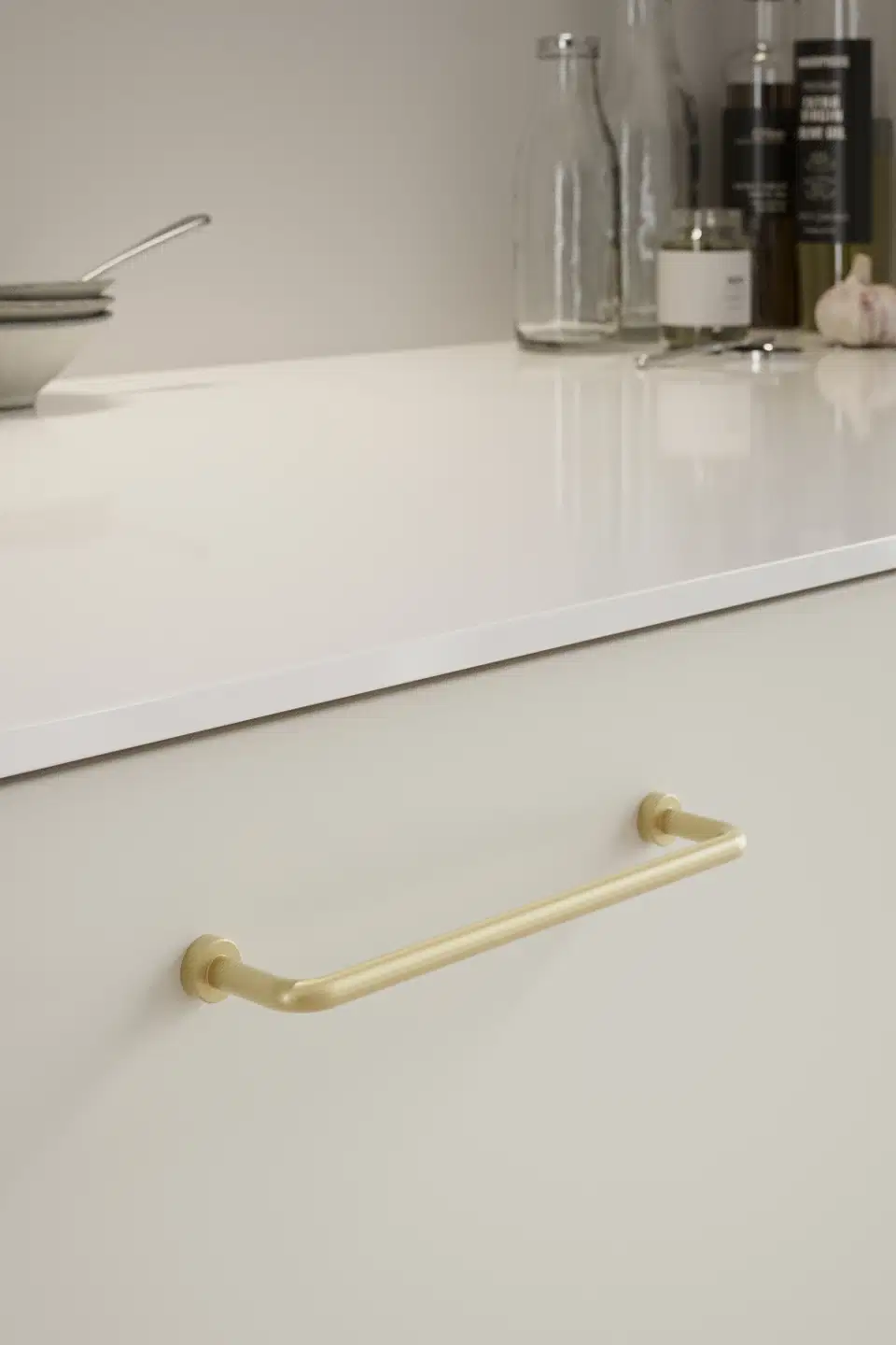 lounge-handle-brushed-brass-lead-free-brass-128cc-lifestyle-1 Lounge brushed brass lead-free brass cabinet handle with ergonomic concave grip for kitchen cabinets and bespoke furniture.
