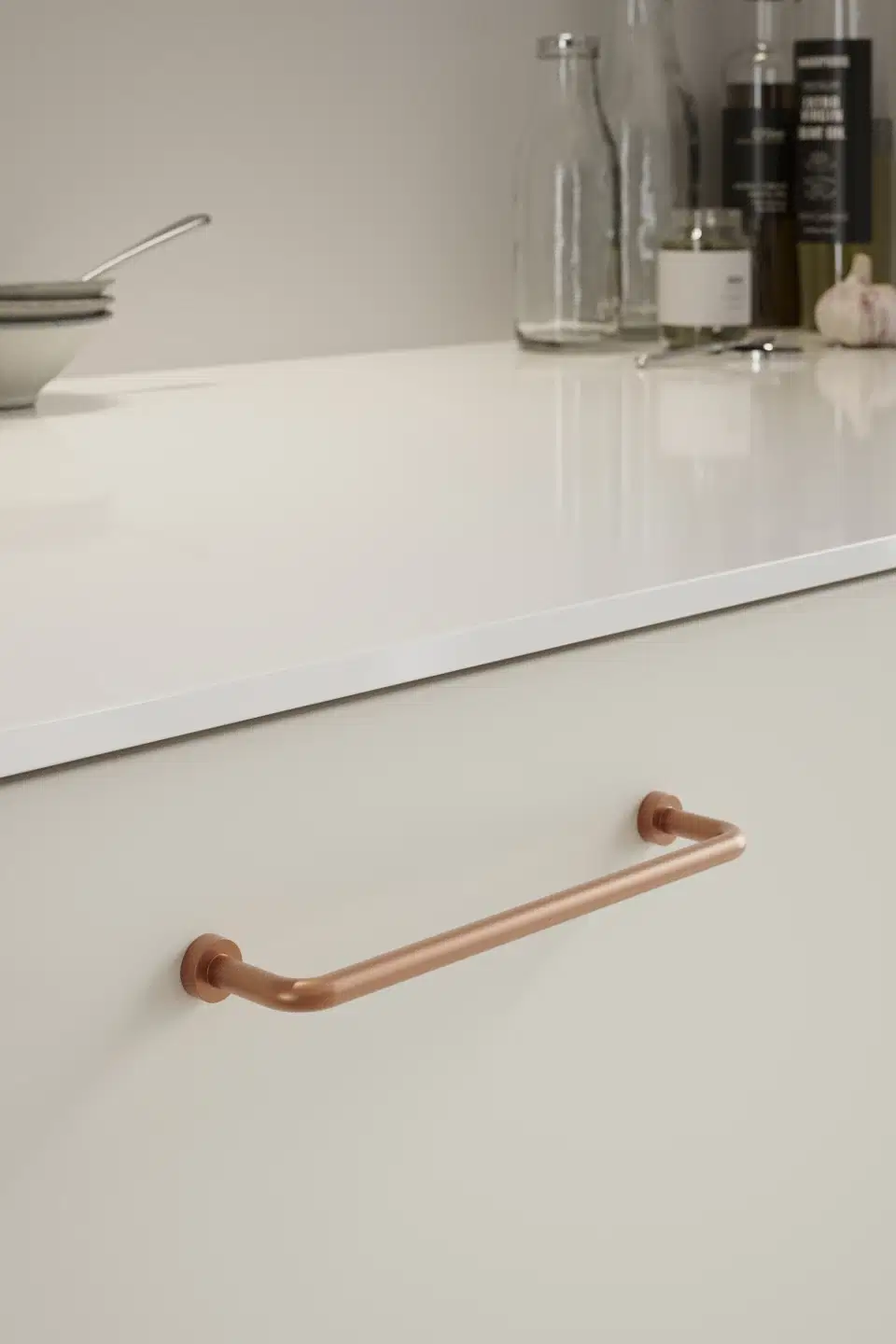 lounge-handle-brushed-copper-128mm-160mm-lifestyle Lounge brushed copper Zamac cabinet handle with ergonomic concave grip for kitchen cabinets and bespoke furniture.