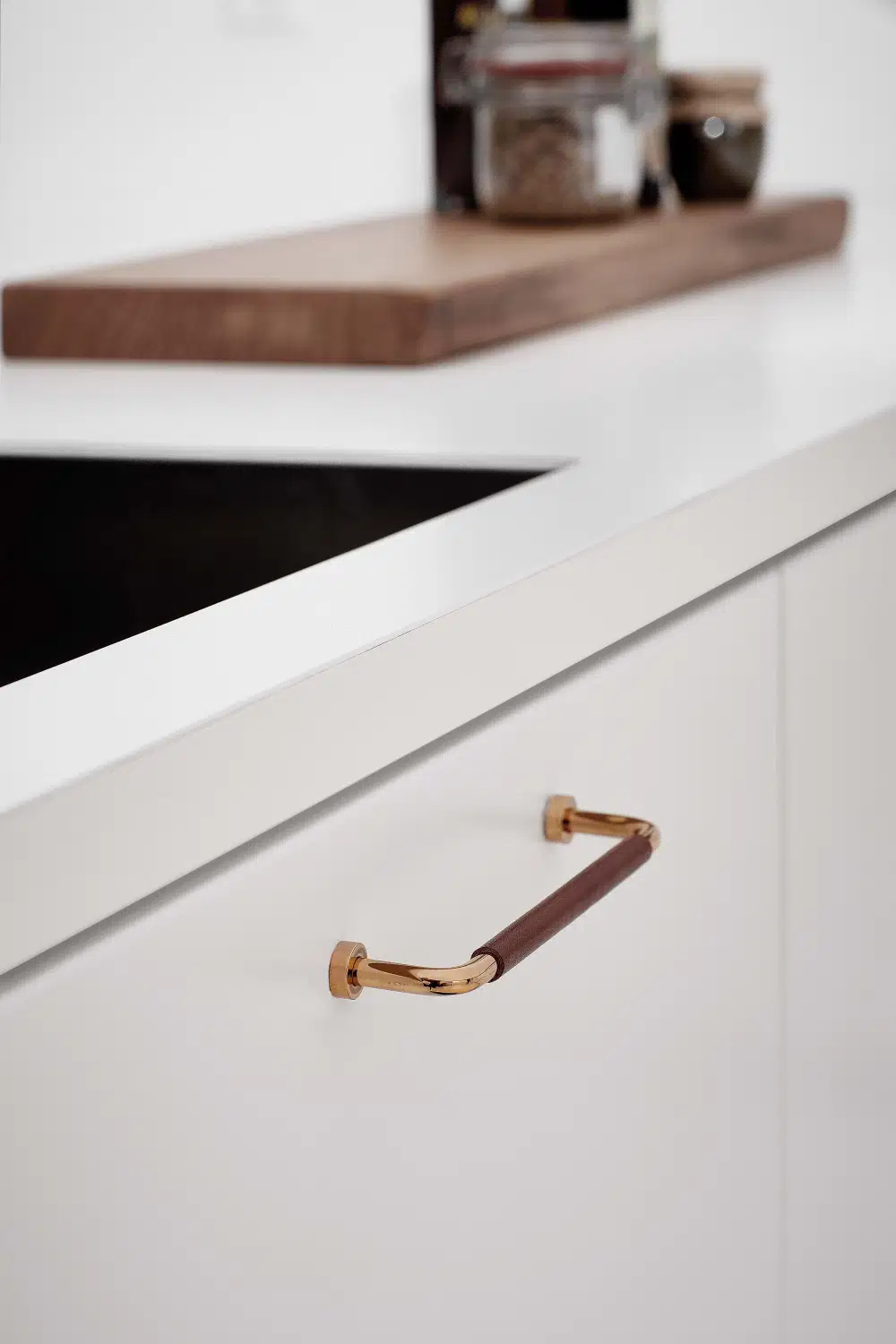 lounge-handle-dark-brown-polished-brass-160mm-lifestyle Lounge dark brown and polished brass Zamac cabinet handle with ergonomic concave grip for kitchen cabinets and bespoke furniture