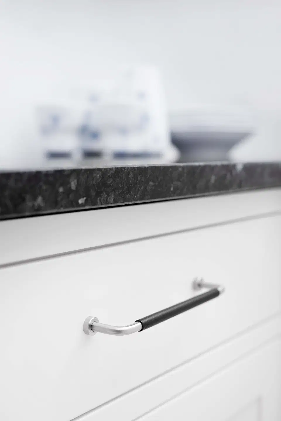 lounge-handle-silk-polished-128mm-160mm-lifestyle Lounge silk polished Zamac cabinet handle with ergonomic concave grip for kitchen cabinets and bespoke furniture.