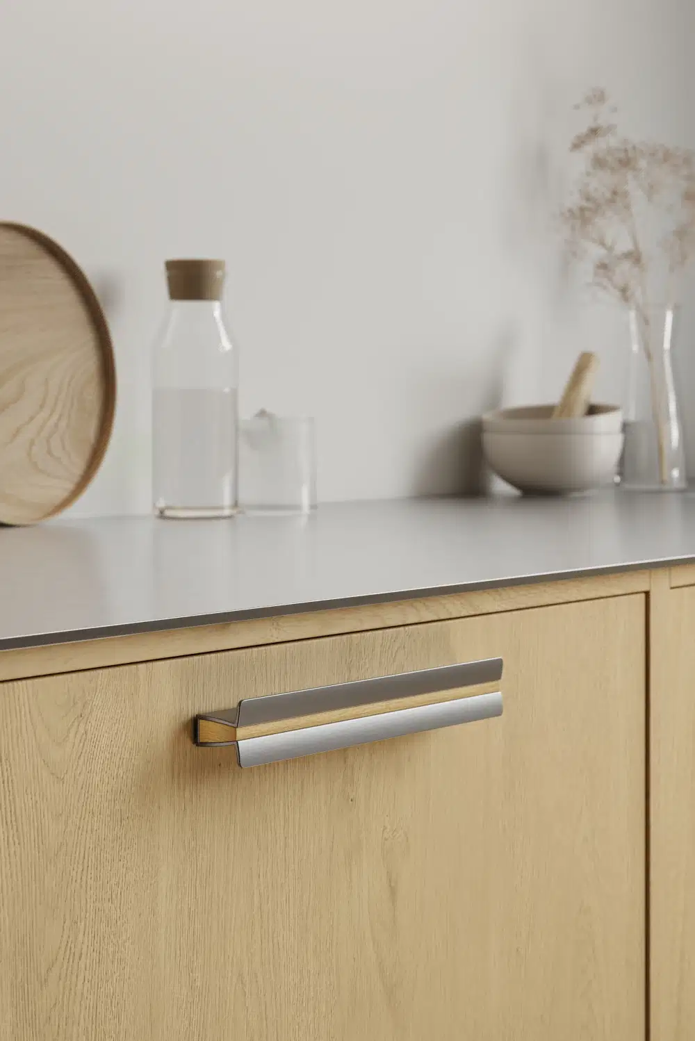 papillon-handle-inox-look-clear-lacquered-oak-lifestyle Papillon aluminium cabinet handle with Inox-look finish and clear lacquered oak insert for kitchen cabinets, drawers, and bespoke furniture.