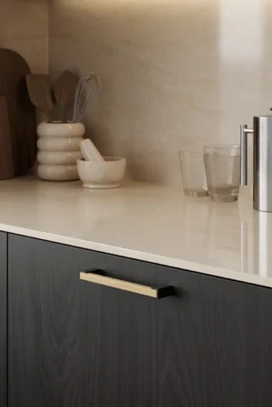 Segment cabinet handle with matt black aluminium and clear lacquered oak for kitchen cabinets, drawers, and bespoke furniture.