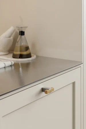 Segment cabinet knob with Inox-look aluminium and clear lacquered oak for kitchen cabinets, drawers, and bespoke furniture.