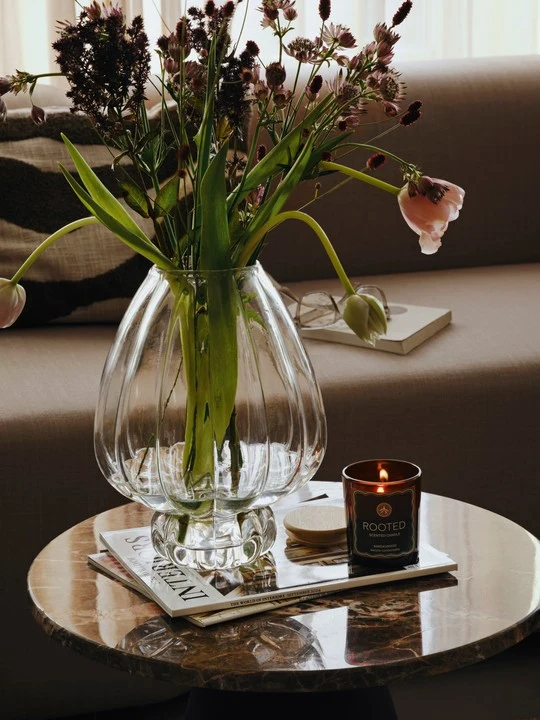 Malou Vase in clear mouthblown glass with a simple sculptural design